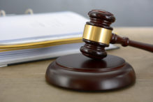 Richterhammer von Richter in Gericht und Justiz